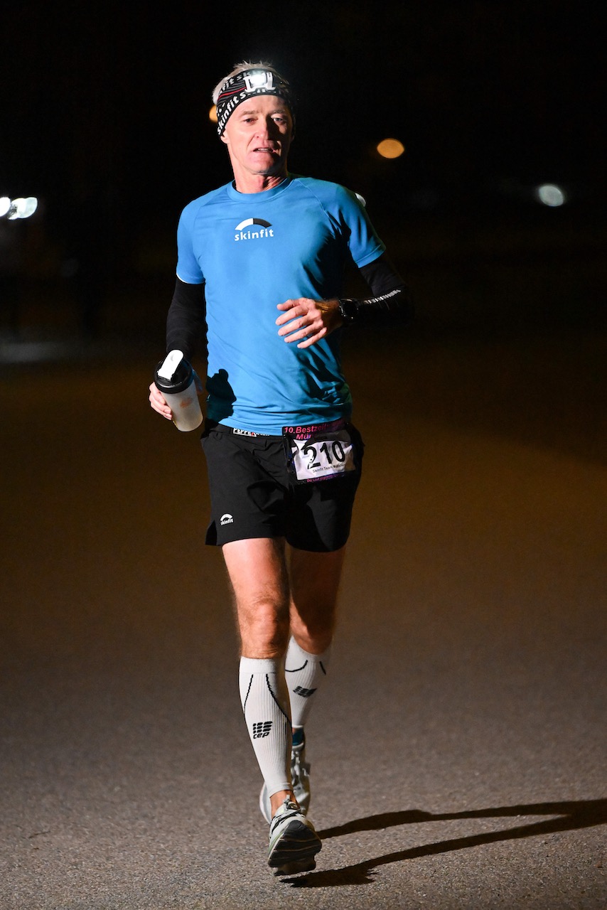 10. Bestzeitmarathon München
Der Lauf gegen die Gesetze der Physik am 29.10.2022 in München-Riem.
Fotocredit
Hannes Magerstaedt
hannes@magerstaedt.de
Tel.01728178700