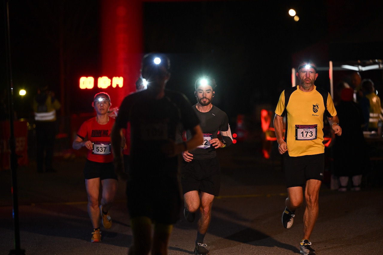 10. Bestzeitmarathon München
Der Lauf gegen die Gesetze der Physik am 29.10.2022 in München-Riem.
Fotocredit
Hannes Magerstaedt
hannes@magerstaedt.de
Tel.01728178700