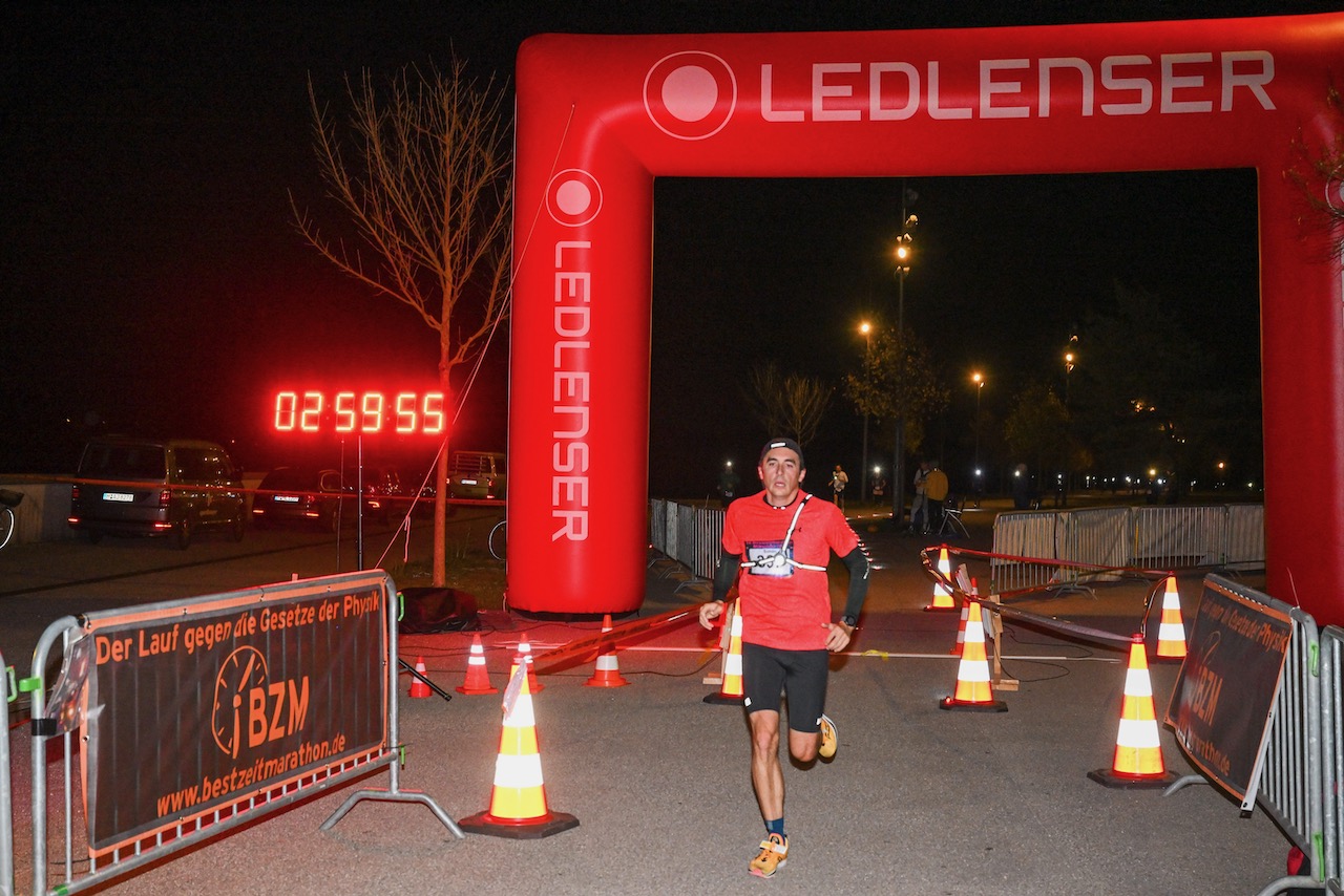 10. Bestzeitmarathon München
Der Lauf gegen die Gesetze der Physik am 29.10.2022 in München-Riem.
Fotocredit
Hannes Magerstaedt
hannes@magerstaedt.de
Tel.01728178700