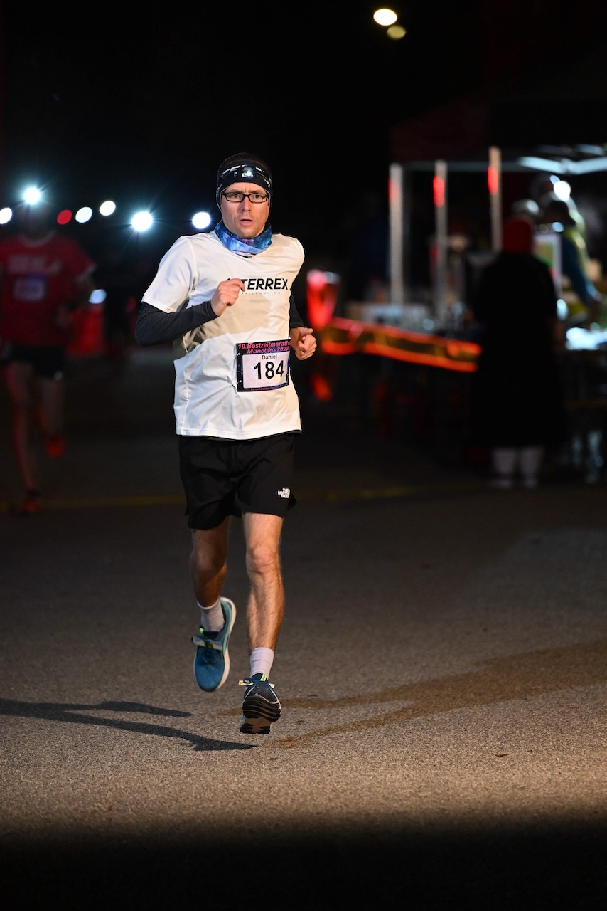 10. Bestzeitmarathon München
Der Lauf gegen die Gesetze der Physik am 29.10.2022 in München-Riem.
Fotocredit
Hannes Magerstaedt
hannes@magerstaedt.de
Tel.01728178700