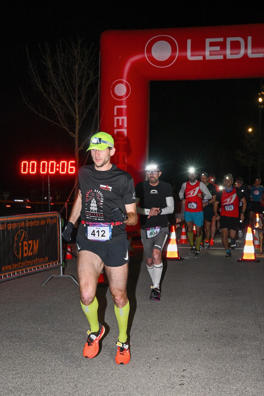 10. Bestzeitmarathon München
Der Lauf gegen die Gesetze der Physik am 29.10.2022 in München-Riem.
Fotocredit
Hannes Magerstaedt
hannes@magerstaedt.de
Tel.01728178700