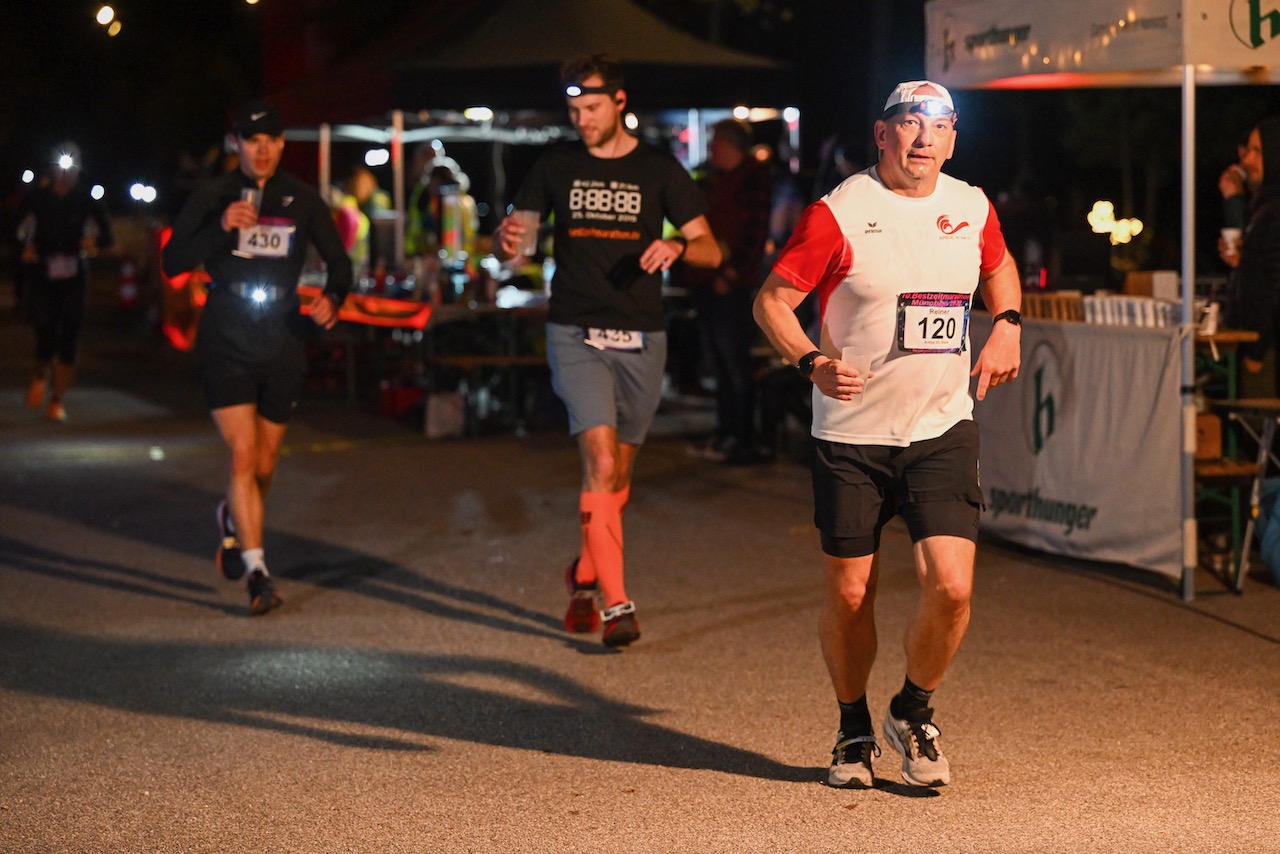 10. Bestzeitmarathon München
Der Lauf gegen die Gesetze der Physik am 29.10.2022 in München-Riem.
Fotocredit
Hannes Magerstaedt
hannes@magerstaedt.de
Tel.01728178700