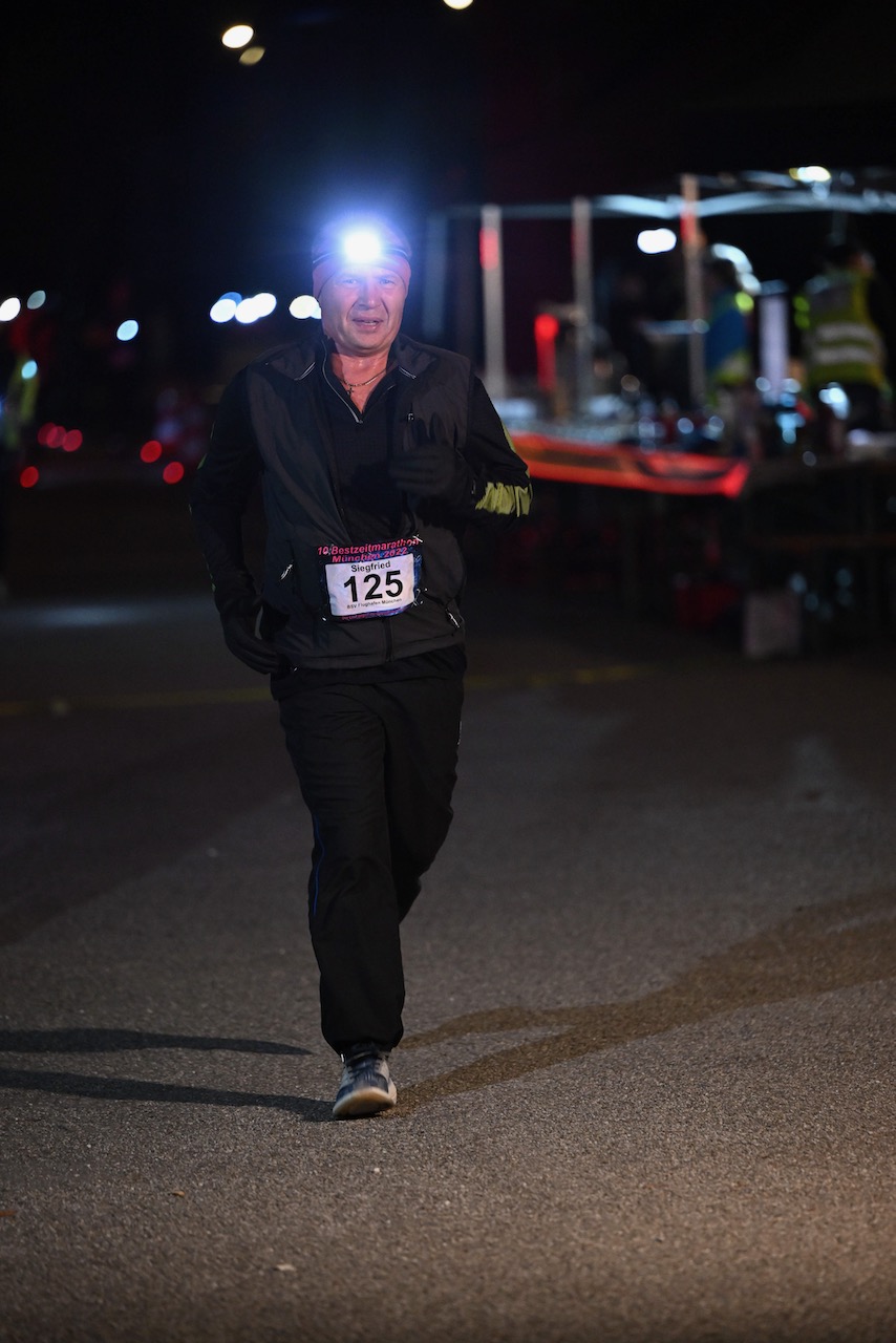 10. Bestzeitmarathon München
Der Lauf gegen die Gesetze der Physik am 29.10.2022 in München-Riem.
Fotocredit
Hannes Magerstaedt
hannes@magerstaedt.de
Tel.01728178700