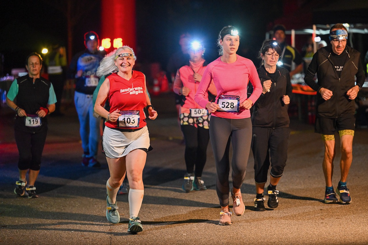 10. Bestzeitmarathon München
Der Lauf gegen die Gesetze der Physik am 29.10.2022 in München-Riem.
Fotocredit
Hannes Magerstaedt
hannes@magerstaedt.de
Tel.01728178700