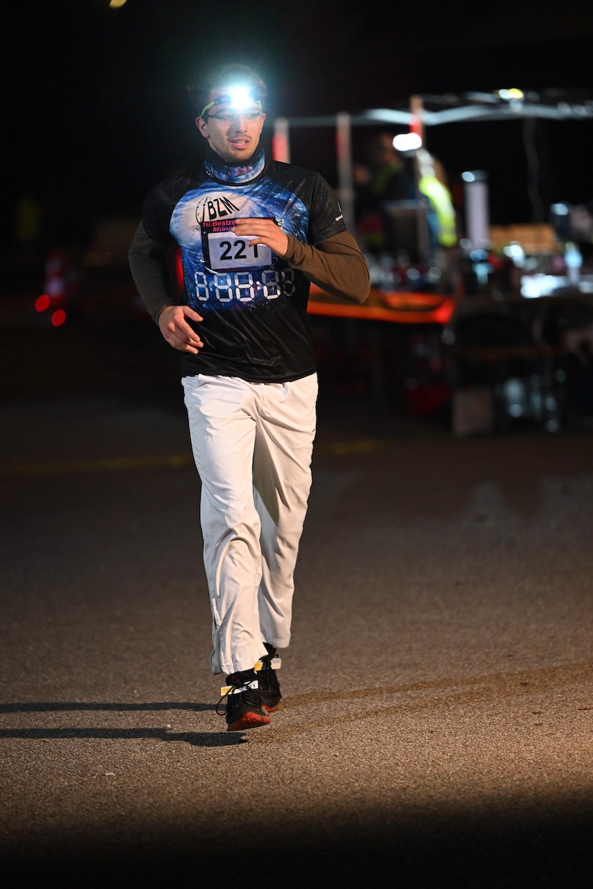 10. Bestzeitmarathon München
Der Lauf gegen die Gesetze der Physik am 29.10.2022 in München-Riem.
Fotocredit
Hannes Magerstaedt
hannes@magerstaedt.de
Tel.01728178700