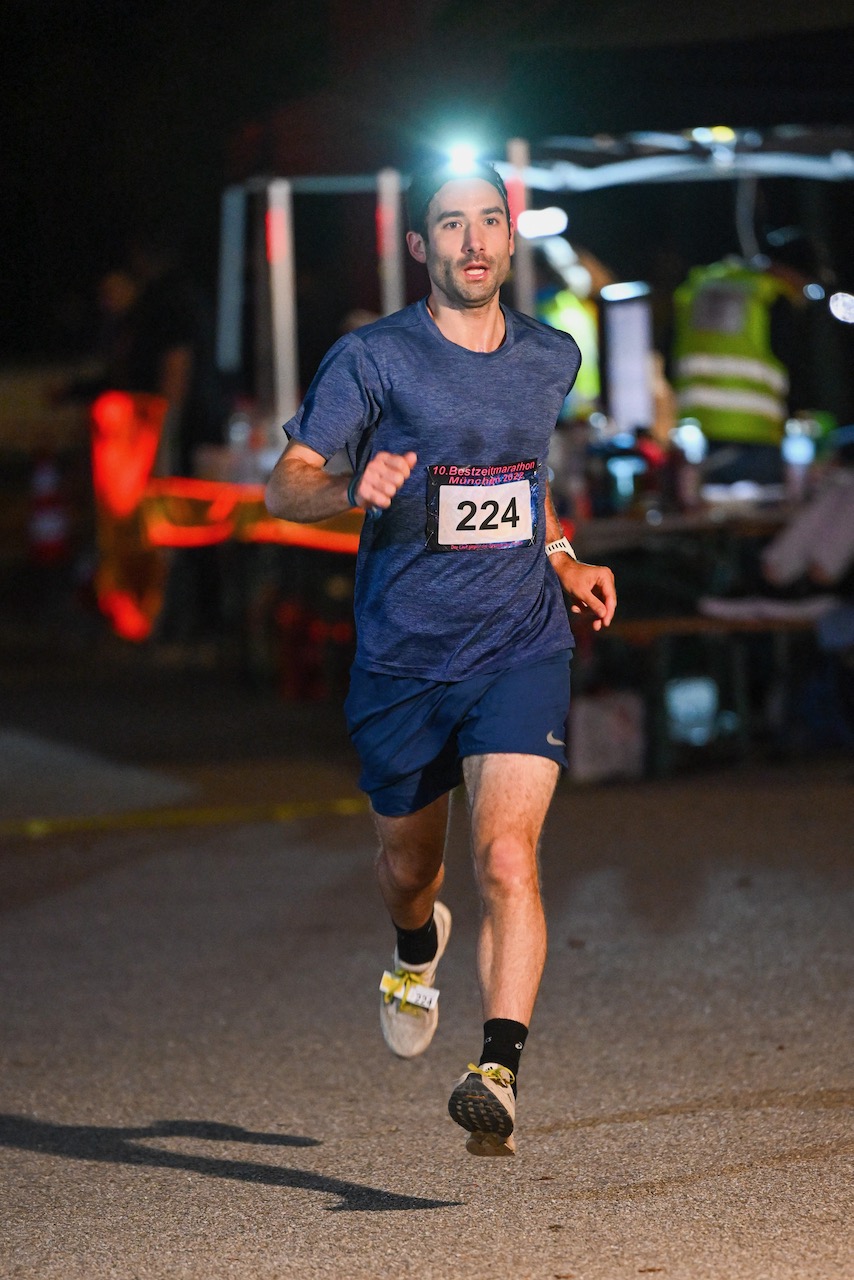 10. Bestzeitmarathon München
Der Lauf gegen die Gesetze der Physik am 29.10.2022 in München-Riem.
Fotocredit
Hannes Magerstaedt
hannes@magerstaedt.de
Tel.01728178700