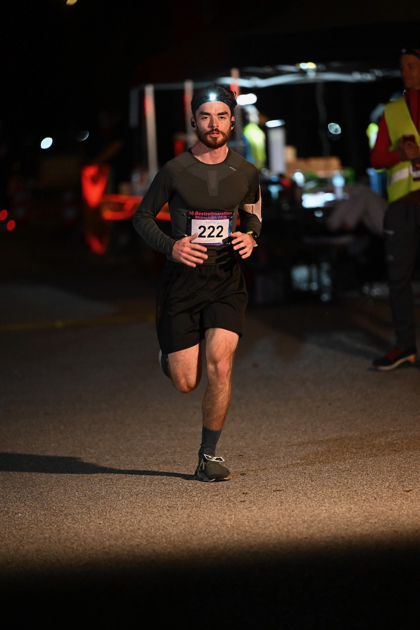 10. Bestzeitmarathon München
Der Lauf gegen die Gesetze der Physik am 29.10.2022 in München-Riem.
Fotocredit
Hannes Magerstaedt
hannes@magerstaedt.de
Tel.01728178700