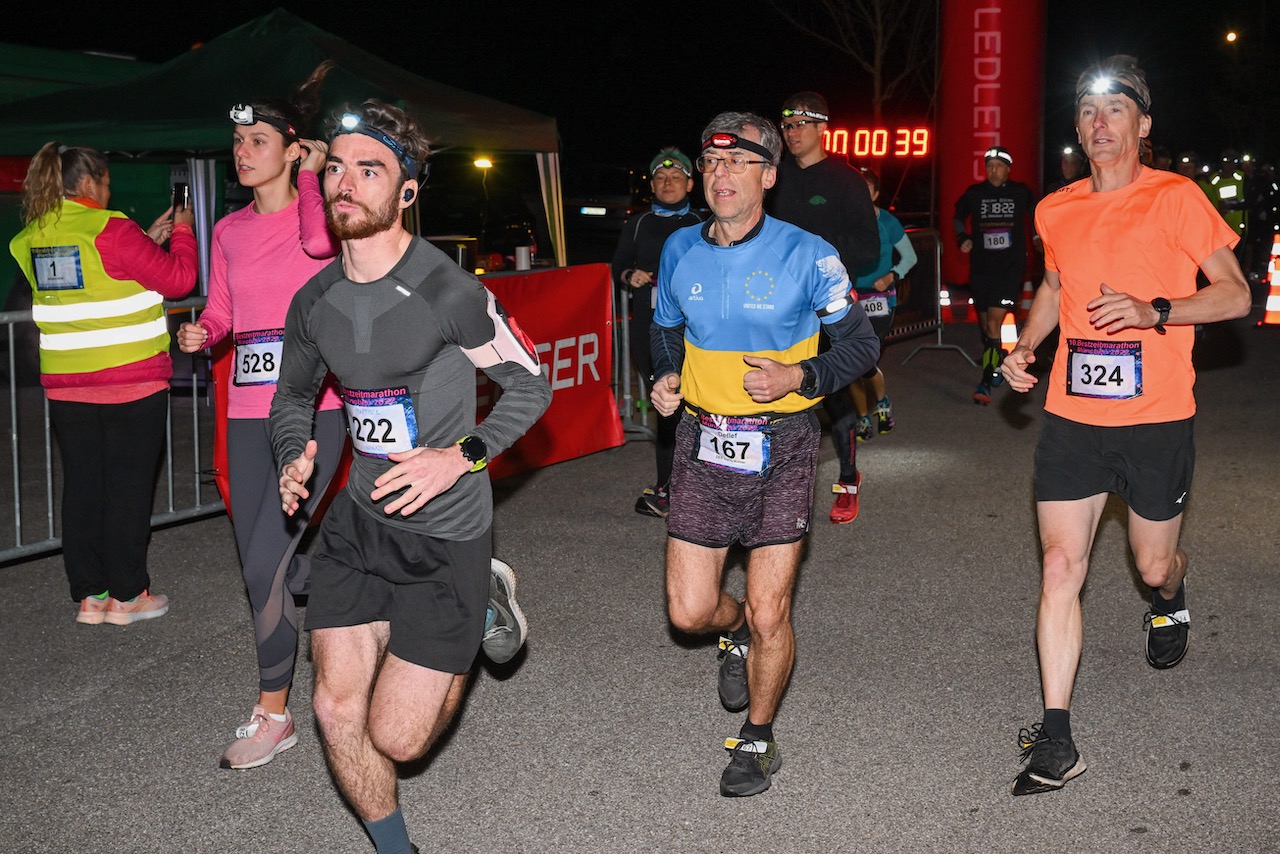 10. Bestzeitmarathon München
Der Lauf gegen die Gesetze der Physik am 29.10.2022 in München-Riem.
Fotocredit
Hannes Magerstaedt
hannes@magerstaedt.de
Tel.01728178700