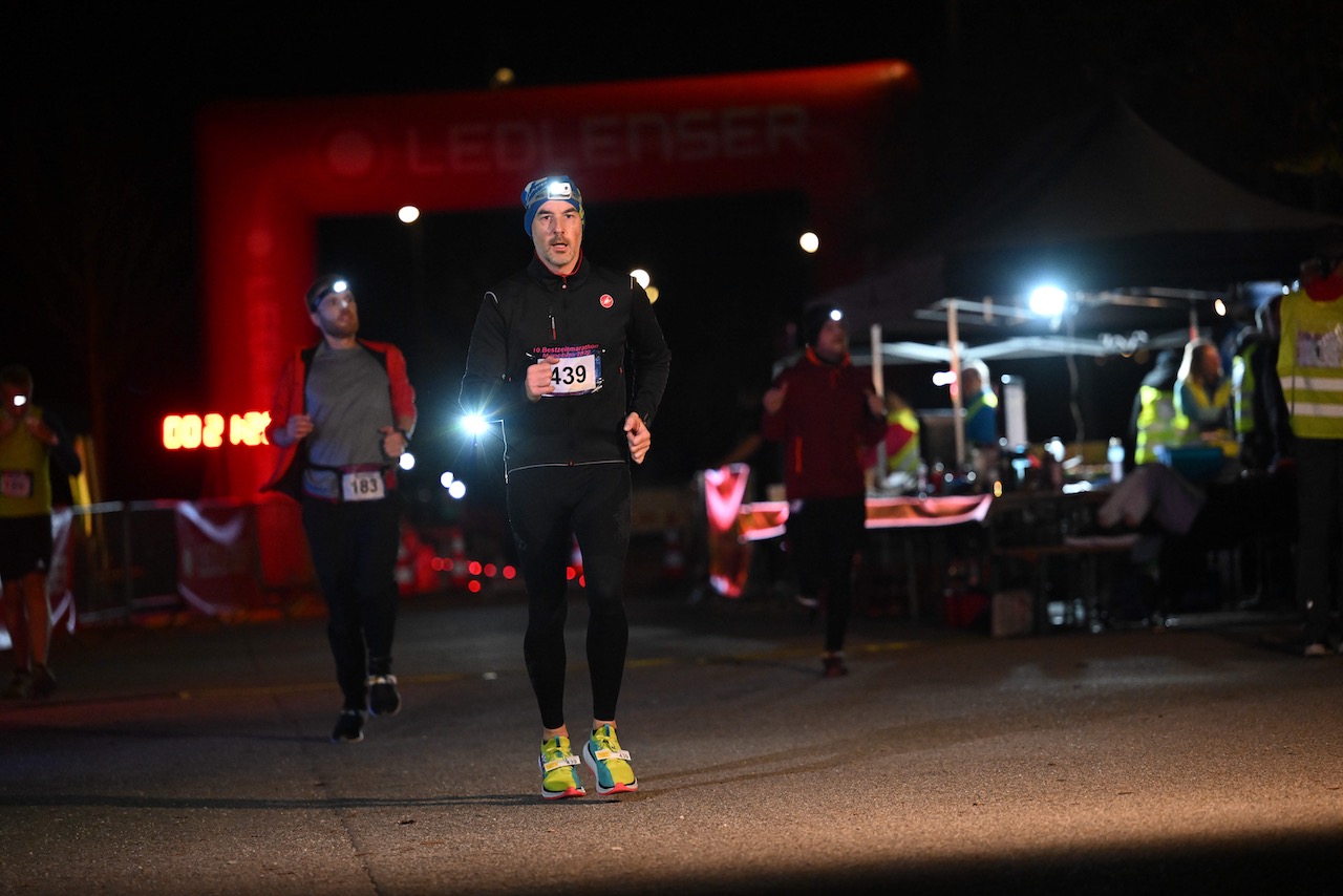 10. Bestzeitmarathon München
Der Lauf gegen die Gesetze der Physik am 29.10.2022 in München-Riem.
Fotocredit
Hannes Magerstaedt
hannes@magerstaedt.de
Tel.01728178700