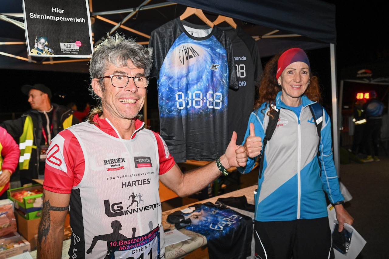 10. Bestzeitmarathon München
Der Lauf gegen die Gesetze der Physik am 29.10.2022 in München-Riem.
Fotocredit
Hannes Magerstaedt
hannes@magerstaedt.de
Tel.01728178700